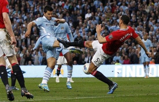 彻底怒了！勇士全队集体抗议裁判，库里遭对手恶劣犯规引发愤怒